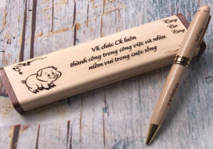 bút gỗ khắc tên
